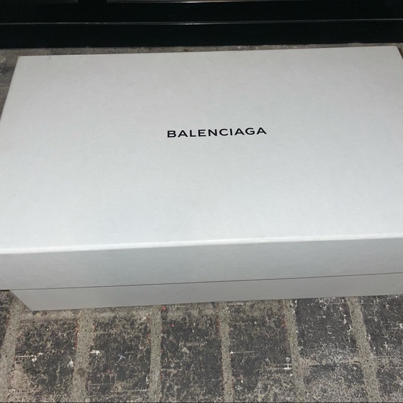 Balenciaga - Picture 8 of 9
